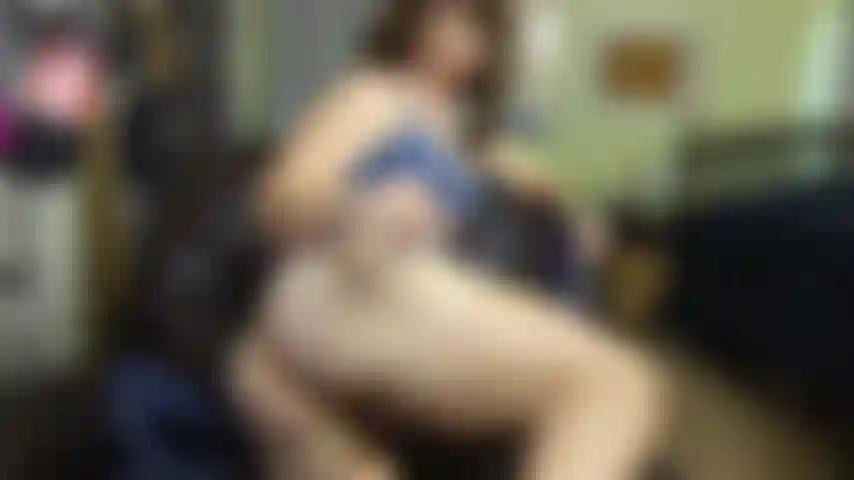 Me pongo el tapón anal y juego con él.