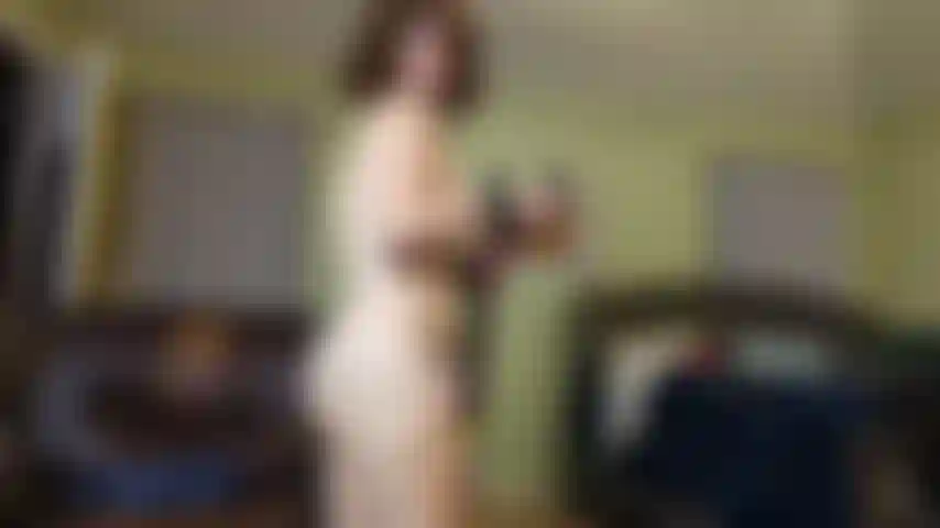 Azotándome el culo hasta ponerlo rojo, mostrando el culo.