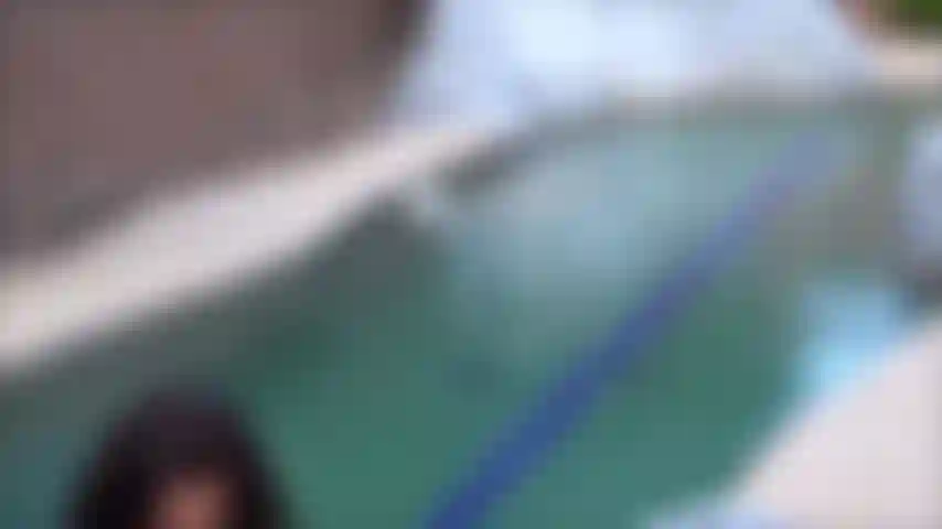 Mírame en mi jardín junto a la piscina. El sol me calienta tanto que necesitaba jugar con mi coño. ¡Soy una exhibicionista!