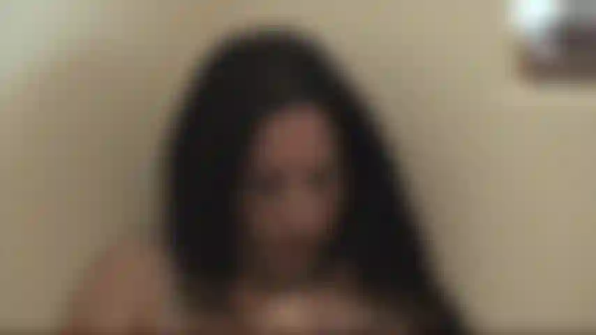 Durante una jornada de puertas abiertas, decidí simplemente levantarme el vestido y jugar con mi coño en el desván mientras el agente de bienes raíces estaba abajo. La emoción de que me atrapen me excita tanto que tengo un gran orgasmo.