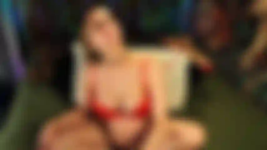 Estos pies embarazados han estado trabajando duro cargando esta barriga que crece...¿No merecen ser adorados? Estoy en la semana 27 y lista para dejarte acercarte bien de cerca. Ven a frotarlos, besarlos y adorarlos- tal como debe hacerlo un buen chico de pies.
