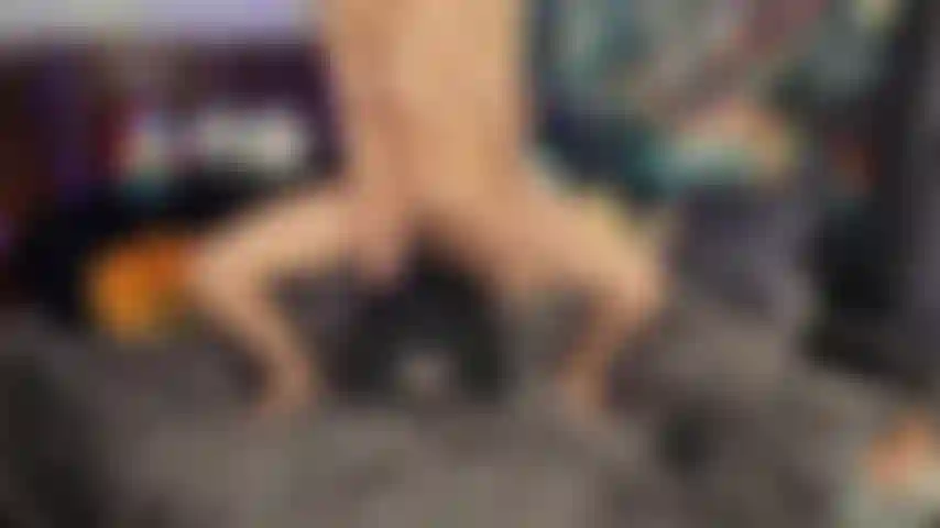 Mira mis tetas rebotar mientras monto en mi silla de montar. Apenas puedo aguantar cuando empiezo a correrme!