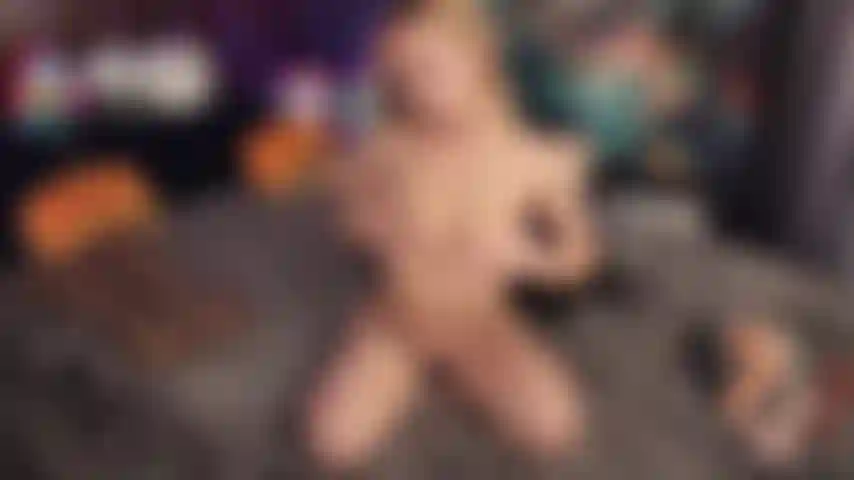 Las pollas enormes me hacen chorrear, especialmente cuando mis piernas están detrás de mi cabeza.