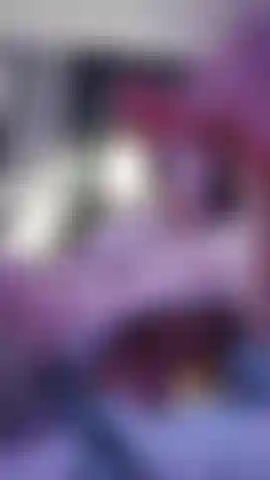 ¡Dildo y vibrador en un coño peludo y un vibrador en el clítoris y correrse!