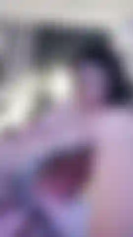 Dildo y vibrador en un coño peludo y un vibrador en el clítoris 2.