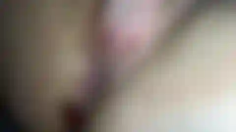 El coño recién afeitado recibe un tapón anal con tarta de crema.