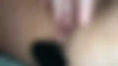 Mi tapón anal más grande hace que mi coño gotee.