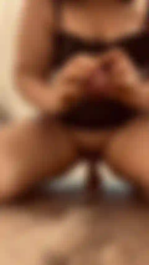 Montar este gran consolador me hace chorrear y gritar de felicidad.