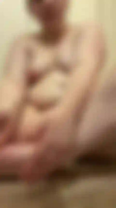 Intentando lamerme los dedos de los pies.