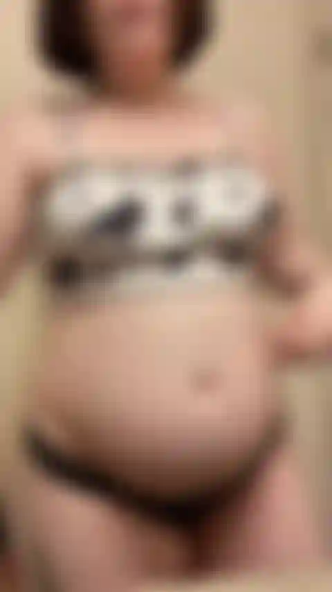 26 Semanas de embarazo con vientre y pecho aceitados de cerca.