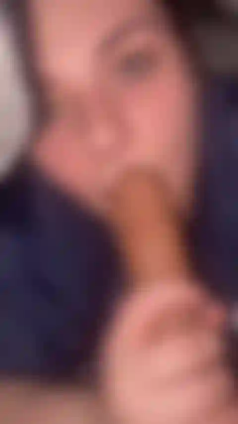 Te doy una mamada debajo de la manta para que no nos atrapen.