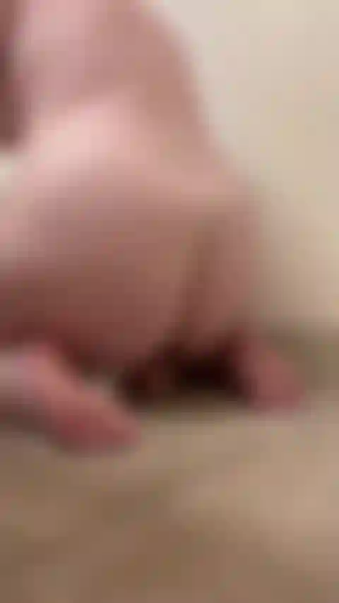 Cabalgando mi dildo por la espalda.