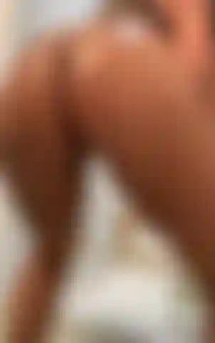 Coño afuera, culo aplaudiendo a cámara lenta.