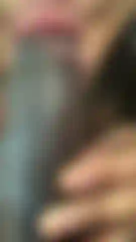 Bbc, chupando y babeando una gran polla negra y gorda.