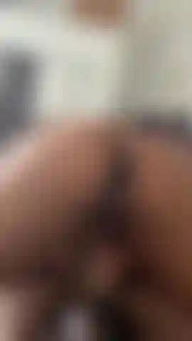 Mírame montar y cremar sobre una gran polla negra con un coño mojado.