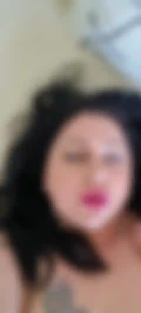 Traje de rejilla roja con flash de coño perforado.