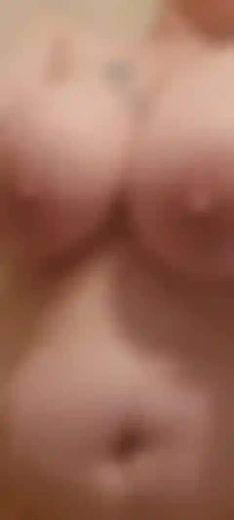 Agua fluyendo sobre las tetas y el coño en primer plano mmm.