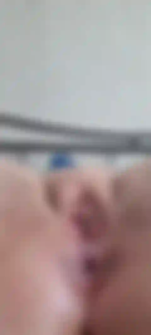 Ojete prieto metiendo los dedos y guiñando un ojo.