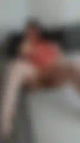 Estoy muy cachonda... Jugando con mi coño.