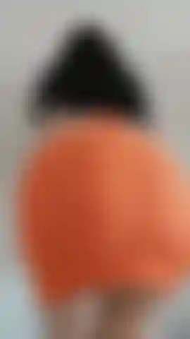 Sin bragas, culo bailando.