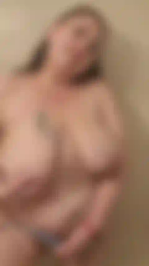 Juego conmigo misma en la ducha.