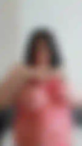 Culona cabalgando con vestido de rejilla rojo sin bragas.