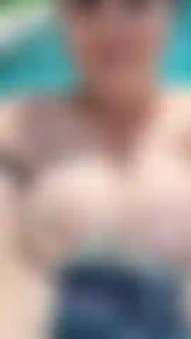 Juego travieso en la piscina al aire libre.