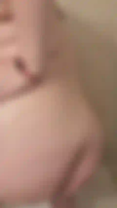 Culo desnudo en la ducha.