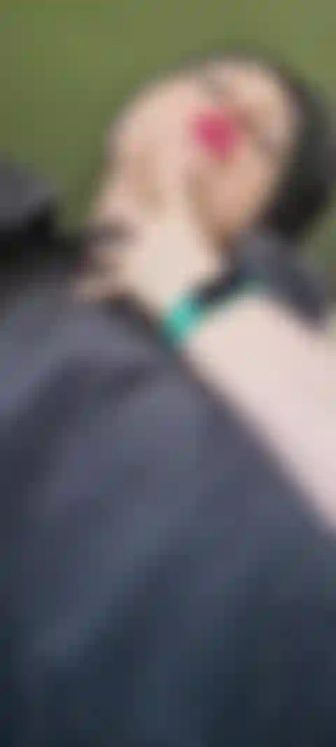 Después de la ducha, con el pelo mojado, provocando desnuda.