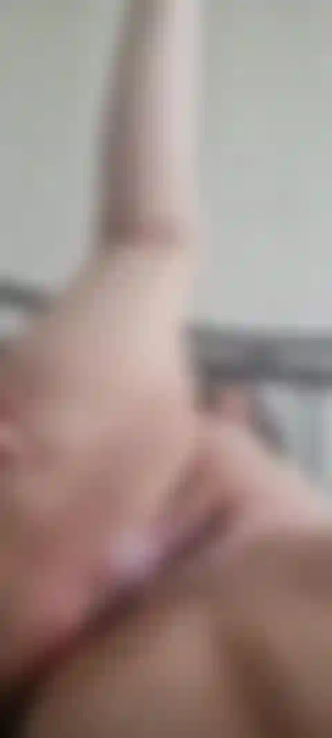 Jugando anal con mi plug anal en mi estrecho ojete.