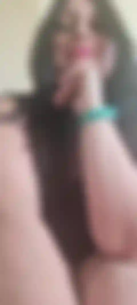 Masturbación en sofá.