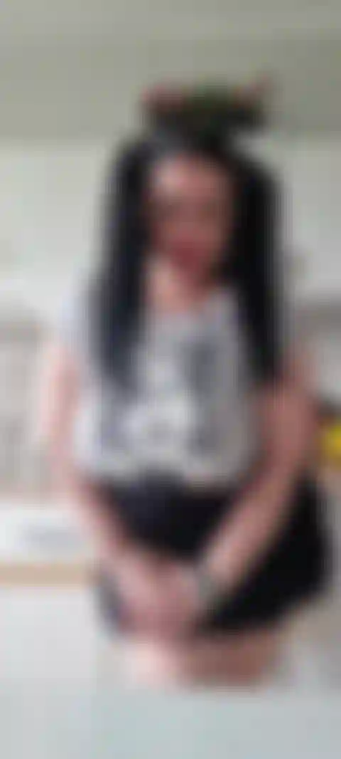 Chica dulce, coletas, topless, falda corta, culo grande provocando.