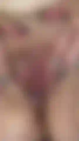 ¡Experiencia de cream pie, nena! ¡Bien abierta empujando un profundo cream pie hacia afuera! Muy caliente 🥵.