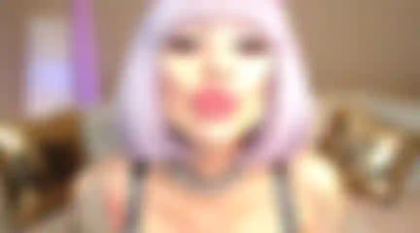 68. Los labios besan las manchas de brillo de labios del lápiz labial fetiche en tu polla, un poco de vapeo.