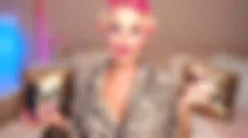 48. Estúpida ama de casa enojada le está chupando la polla a su marido por un anillo de diamantes.