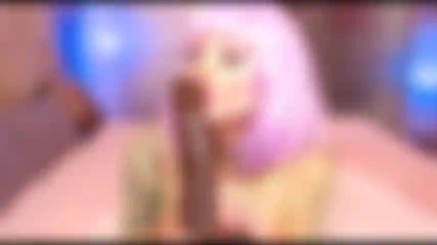 13. Chupando una gran polla negra con semen encima.