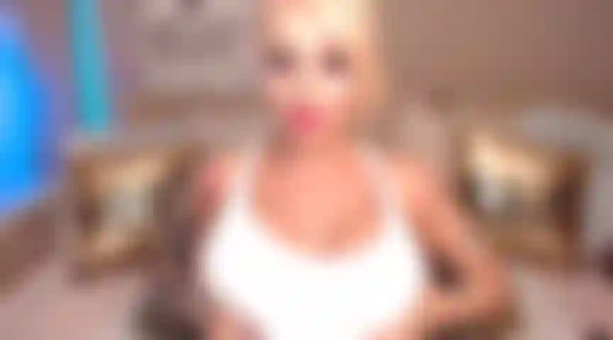 41. Tetas enormes con camiseta mojada + conversación sucia + corrida en las tetas.