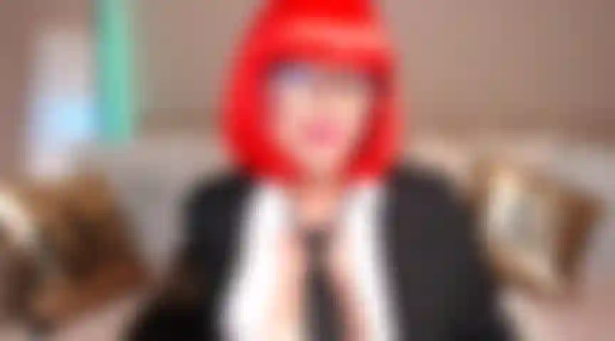 76. La jefa, también conocida como rompehogares, te hace hacer trampa para una posición, juego de rol, mamada descuidada, contacto visual, mucha conversación sucia.