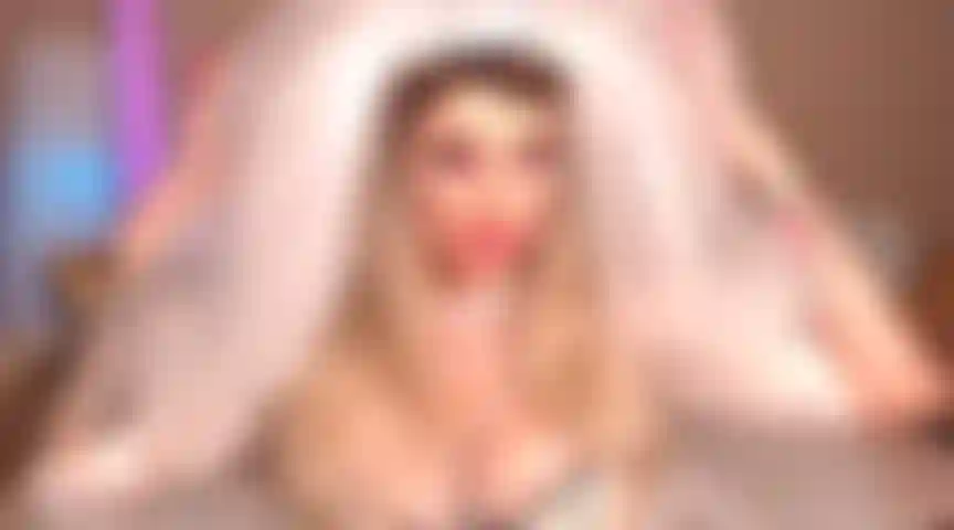 90. Video cornudo!! Esposa trofeo tonta y grosera chupa una gran polla negra después de la boda frente a ti, usándote por dinero.