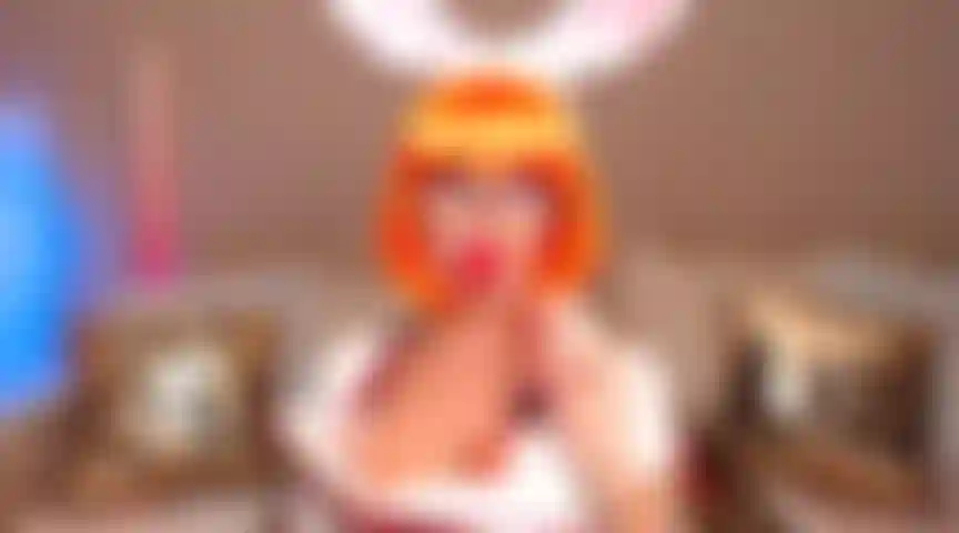 42. Bunny estira la boca con una enorme polla blanca, paja con lubricante, gimiendo lamiendo una paleta.