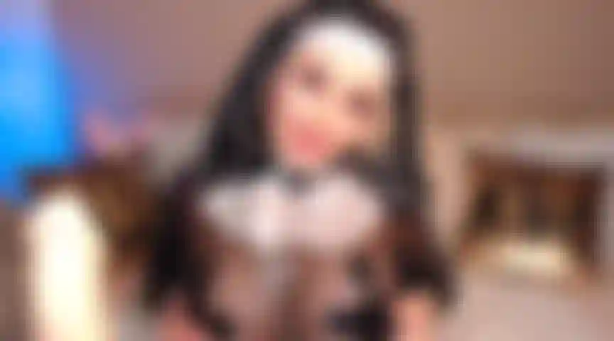 21. Traje de monja súper sexy, voy a ser tan mala, voy a recibir una carga enorme en mi cara y jugaré con semen como una verdadera chica cachonda.