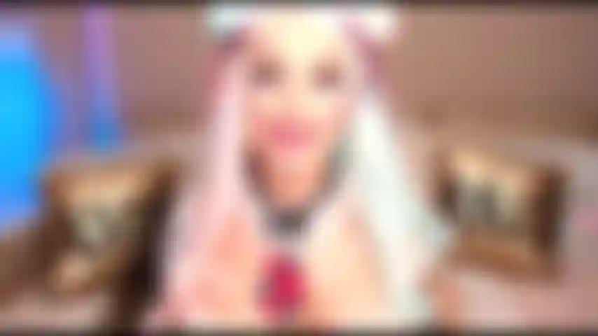 52. Me atragantan 2 pollas enormes vestidas de shcoolgirl.