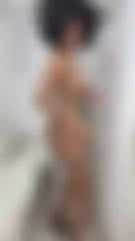 Mi cuerpo cubierto de aceite, mientras estoy desnuda haciendo rebotar mi brillante cuerpo.