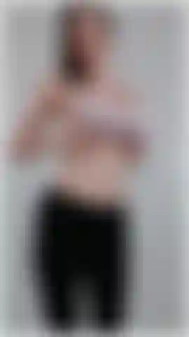 Me pruebo y pruebo varios sujetadores deportivos demasiado pequeños además de un sujetador deportivo que me queda bien. Hago algunos estiramientos, rebotes ligeros y algunos saltos.