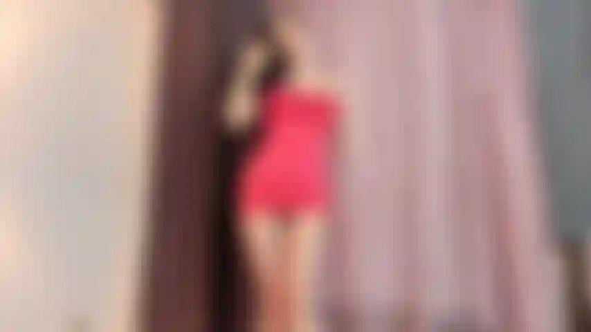 Demasiado bajita para mí. Estoy disfrutando de una noche de baile, cuando te veo toda bajita y espeluznante viniendo hacia mí. No salgo con chicos bajos! Y solo sé que tienes un pene pequeño, ¡uf! Trato de ser amable, pero no te darás cuenta...