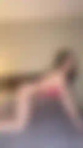 Consolador negro en lencería roja, provocación sexy en lencería roja sin entrepierna, y mírame follar mi consolador bbc hasta que me corro.