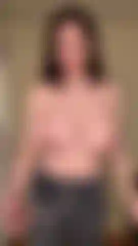 En topless en la cinta de correr, caminando totalmente en topless, además de trotar suavemente.