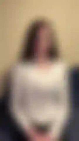 Mis pechos crecieron en una videollamada con una amiga, nos estamos poniendo al día, la última vez que me viste tenía una copa a. Mis pechos son enormes ahora! ¿Quieres verlos? No estoy acostumbrada a tener tetas grandes. ¡Supongo que podrías pajearte con ellas! Necesito práctica.