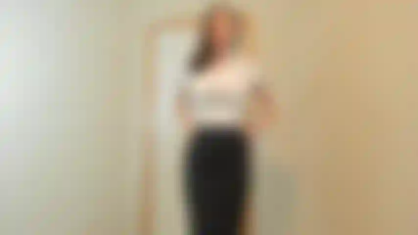 Maestra sph: siempre te atrapo mirando y masturbándote debajo de la mesa, finalmente me cansé y te llamé al frente de la clase, revelando tu patético pene de 2 ".