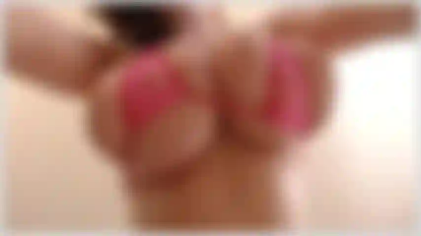 Folla mis grandes y gordas tetas: sacude las tetas sobre la cámara, habla sucio de cómo te encanta acariciarlas, luego te digo que te folles mis grandes y gordas tetas y te corras sobre ellas.